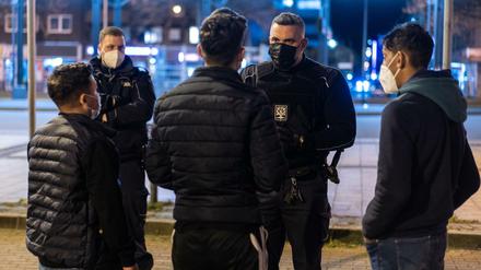 In Hagen gilt derzeit eine Ausgangssperre von 21 bis 5 Uhr. Mitarbeiter des Ordnungsamts weisen Passanten im Stadtzentrum auf diese Regel hin.