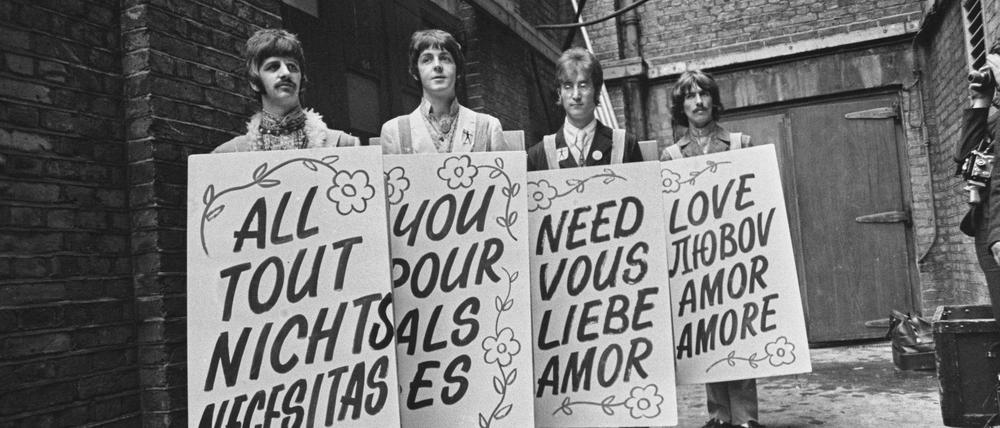 Ein Motto, das man kaum übersetzen muss, aber nicht oft genug in vielen Sprachen beschwören kann. Die Beatles 1967 im Hinterhof der Londoner Abbey Road Studios. 
