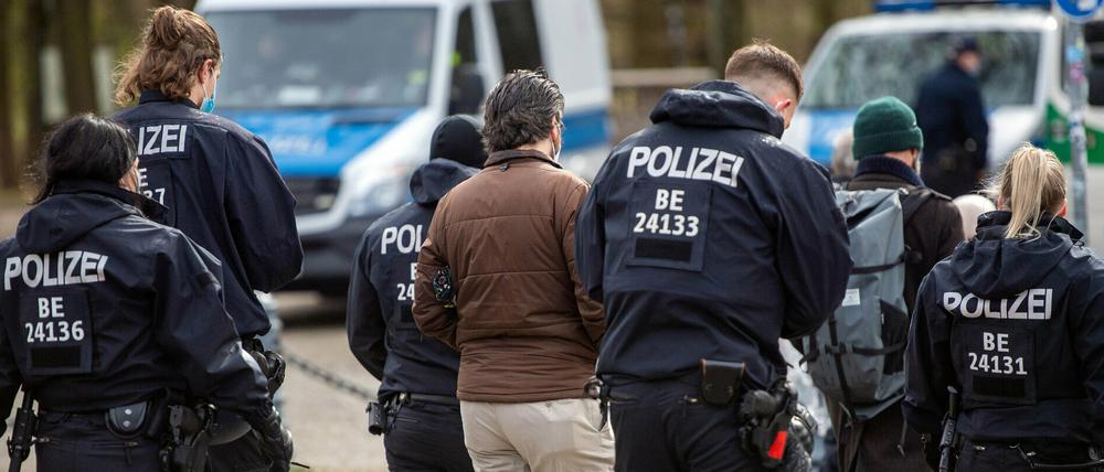 Bei einer Demonstration gegen die Verschärfung des Infektionsschutzgesetzes am Dienstag in Mitte kam es zu zahlreichen Festnahmen.