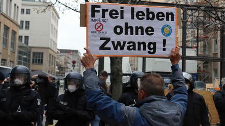 In Berlin und mehreren anderen Städten demonstrierten sogenannte Querdenker gegen die Corona-Maßnahmen.