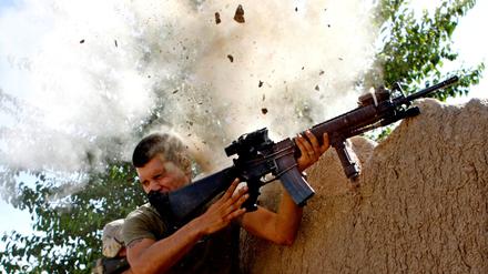Mitte September sollen keine internationalen Truppen mehr in Afghanistan sein - hier ein US-Soldat in einem Gefecht mit den Taliban.
