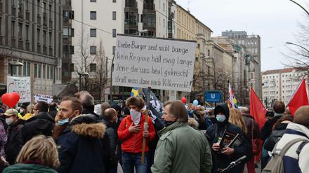 Unter den Demonstranten befanden sich Verharmloser und Verschwörungsideologen der sogenannte Querdenker-Szene.