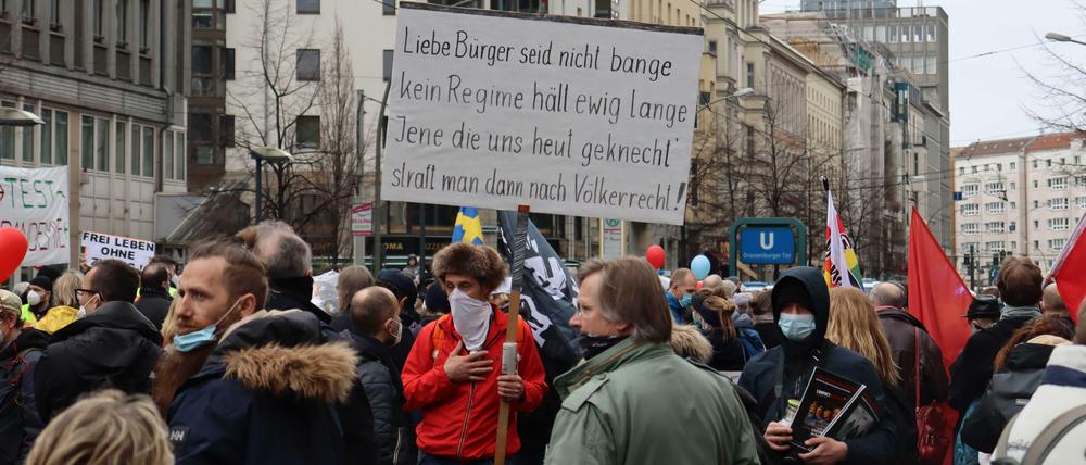 Unter den Demonstranten befanden sich Verharmloser und Verschwörungsideologen der sogenannte Querdenker-Szene.