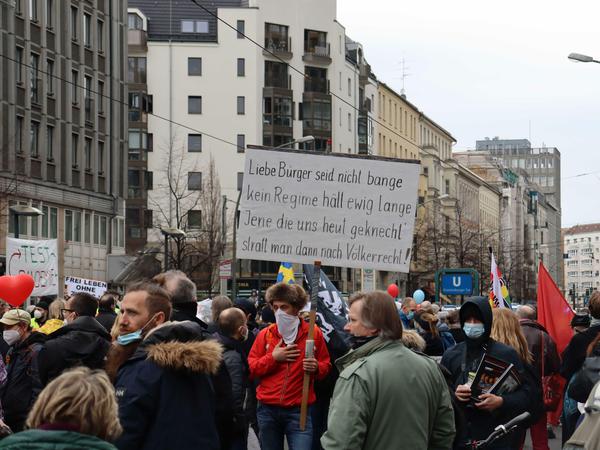 Unter den Demonstranten befanden sich Verharmloser und Verschwörungsideologen der sogenannte Querdenker-Szene.