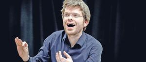 Chefdirigent Gijs Leenaars hat das "Auf ein Lied"-Format konzipiert.
