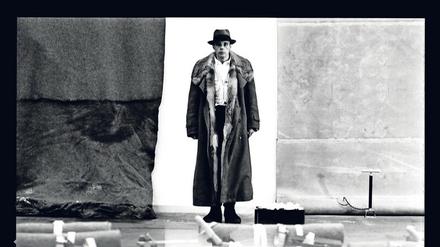 Perfekt inszeniert. Ein Joseph-Beuys-Porträt von Lothar Wolleh, fotografiert 1971 beim Aufbau der Beuys-Ausstellung im Moderna Museet Stockholm.