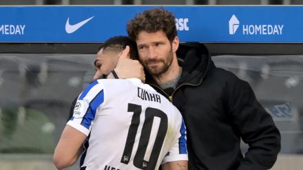 Zuspruch vom Chef. Herthas Sportdirektor Arne Friedrich (r.) verbreitet in der aktuell schwierigen Situation Zuversicht.