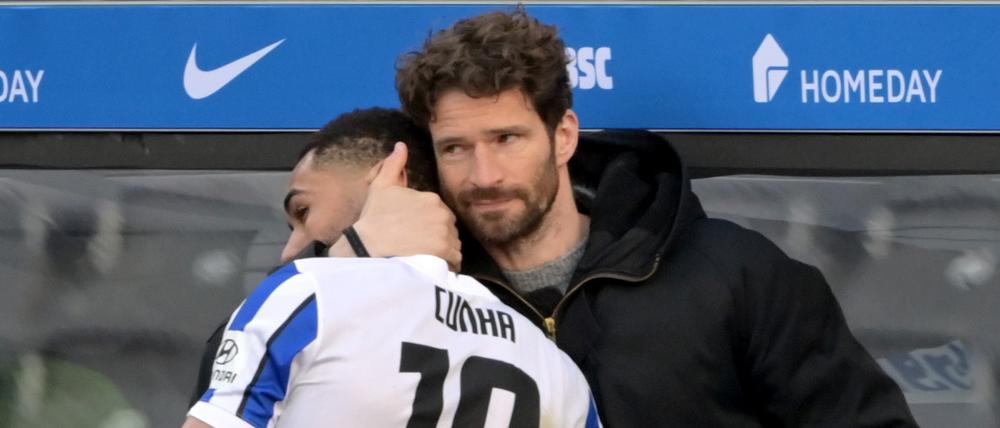 Zuspruch vom Chef. Herthas Sportdirektor Arne Friedrich (r.) verbreitet in der aktuell schwierigen Situation Zuversicht.