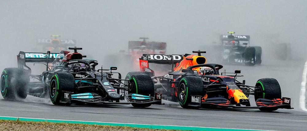 Max Verstappen (rechts) setzte sich gegen Weltmeister Lewis Hamilton durch.