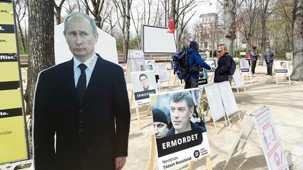 Die Aktivisten erinnern an die in Russland getöteten Journalisten und Aktivisten.