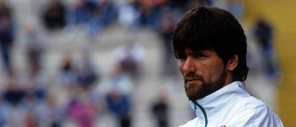 Friedhelm Funkel während des Spiels gegen Hertha BSC im Juni 1991.