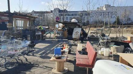 Das Lager der obdachlosen Menschen auf dem leerstehenden Gelände existiert schon länger. 