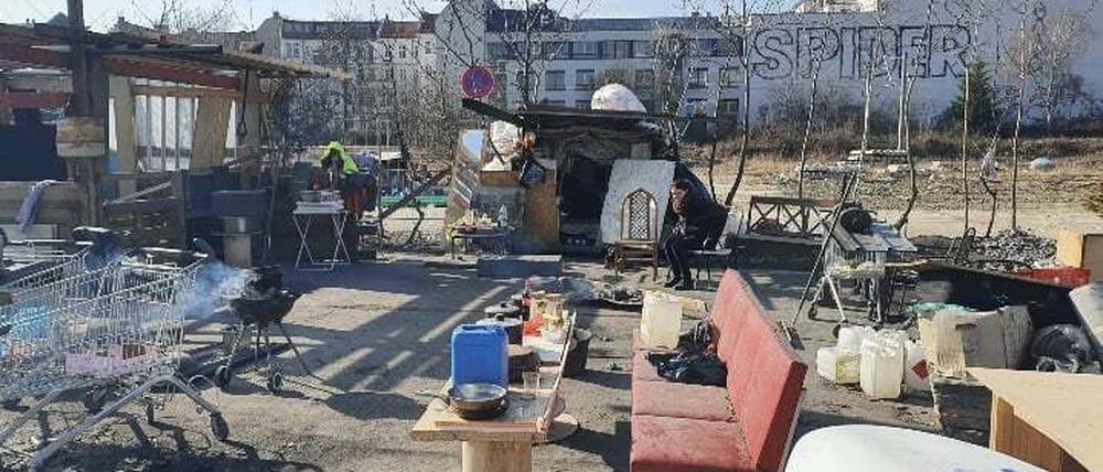 Das Lager der obdachlosen Menschen auf dem leerstehenden Gelände existiert schon länger.