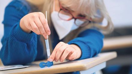 Handarbeit. Das „Beaufsichtigen“ der Selbsttests ihrer Schüler wird für viele Lehrer doch mehr als nur Gucken und Anweisen bedeuten, fürchtet die GEW.