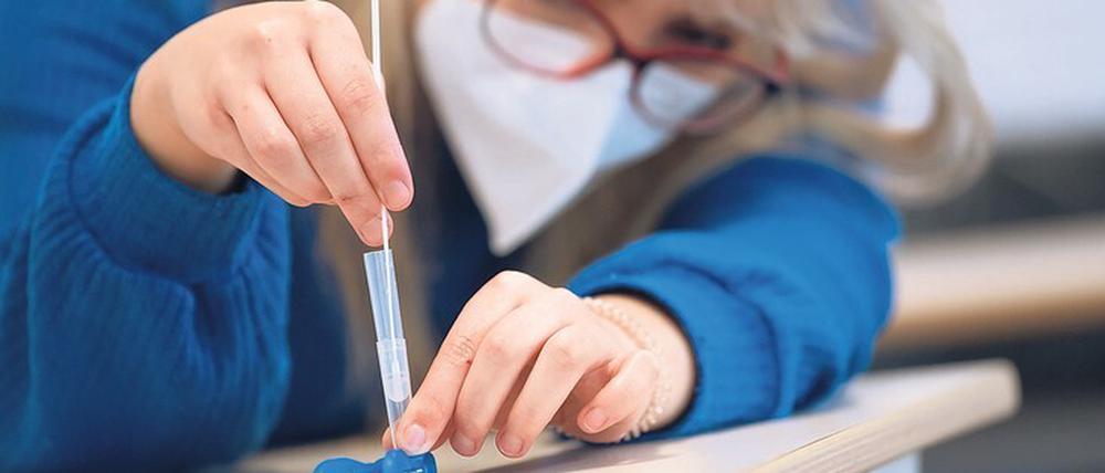 Handarbeit. Das „Beaufsichtigen“ der Selbsttests ihrer Schüler wird für viele Lehrer doch mehr als nur Gucken und Anweisen bedeuten, fürchtet die GEW.