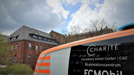 Ein Ecmo-Mobil für schwererkrankte Patienten auf dem Campus der Charité in Berlin-Mitte.