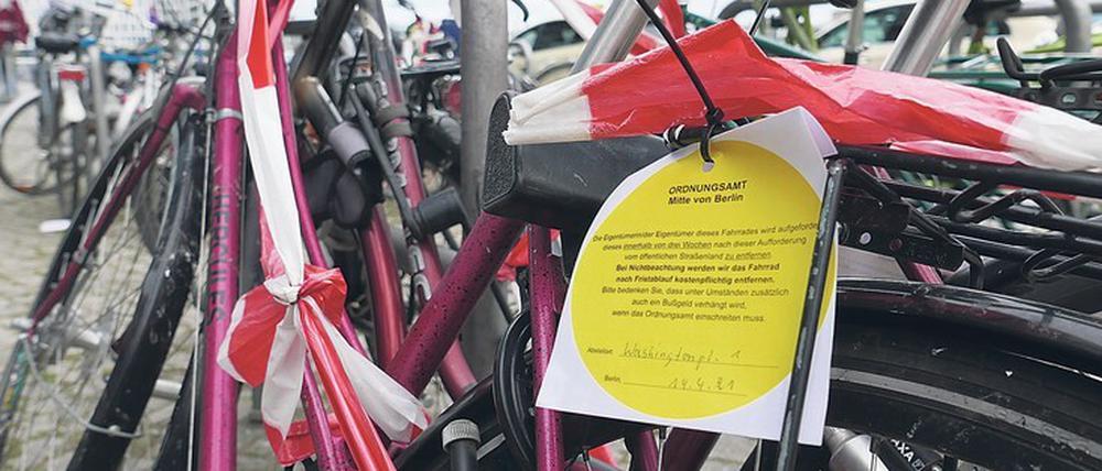 Markiert. Nicht nur Autos können einen „Gelben Punkt“ bekommen – auch Schrotträder. Das ist die Aufforderung, sie innerhalb von drei Wochen zu entfernen.
