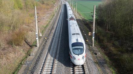 Ein ICE der Deutschen Bahn fährt eine Trasse.