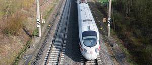 Ein ICE der Deutschen Bahn fährt eine Trasse.