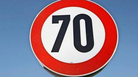 Straßenschild Tempo 70