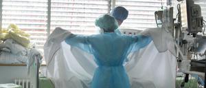 Statistiken legen die Vermutung nahe, es würden Intensivbetten in der Krise abgebaut - doch die Zahlen sind interpretationsbedürftig.