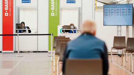Abwarten. Ein Patient sitzt im Wartebereich eines Corona-Impfzentrums.