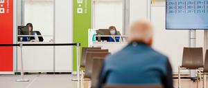 Abwarten. Ein Patient sitzt im Wartebereich eines Corona-Impfzentrums.