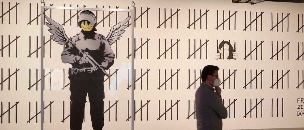 Keine Originale. Die Ausstellung zeigt 100 Replikationen bekannter Banksy-Werke, darunter auch der berühmte Soldat mit den Engelsflügeln.