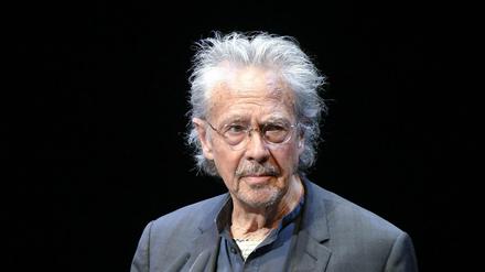 Peter Handke, hier im grauen Anzug.