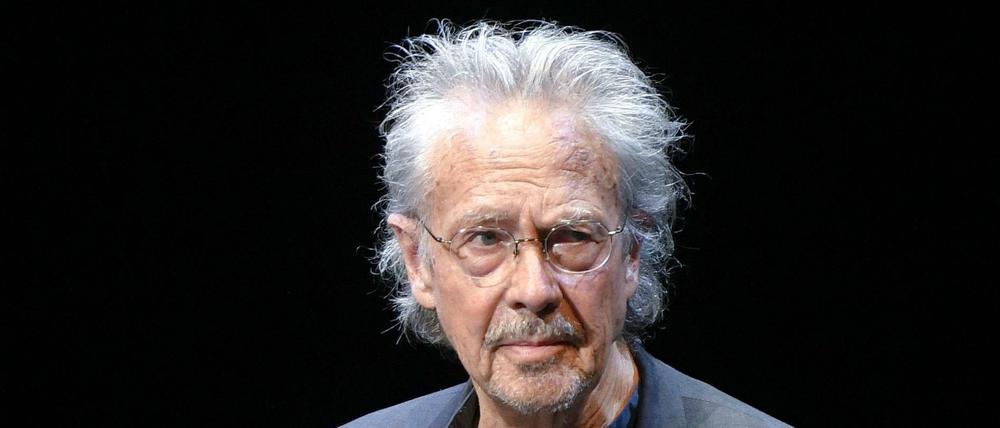 Peter Handke, hier im grauen Anzug.
