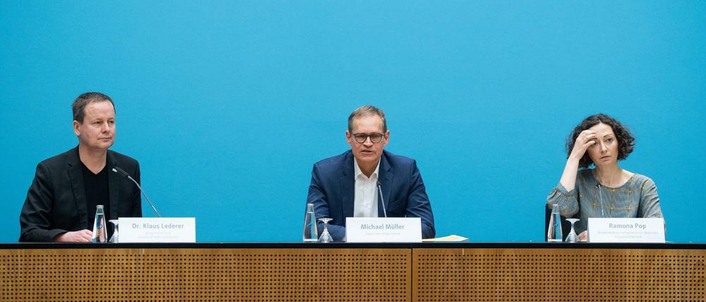 Trotz Mietendeckel-Chaos und Sorgen vieler Mieter gab es von Berlins Regierendem Bürgermeister Michael Müller (SPD, m.) und den Bürgermeistern Ramona Pop (Grüne, r.) und Klaus Lederer (Linke, l.) keine Entschuldigung.