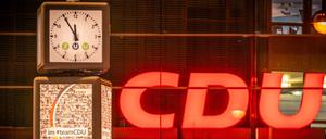 Die Uhr vor dem Konrad-Adenauer-Haus steht auf fünf vor zwölf - während drinnen Laschet um die Kanzlerkandidatur ringt.