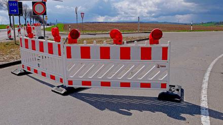 Auf dem Asphalt hatten sich Risse gebildet, nun muss die Bundesstraße für einige Zeit gesperrt werden.