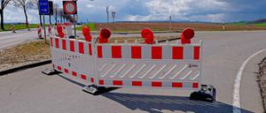 Auf dem Asphalt hatten sich Risse gebildet, nun muss die Bundesstraße für einige Zeit gesperrt werden.