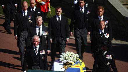 Trauerzug in Windsor. Anne (r-l), Prinzessin Royal, Prinz Charles, Prinz von Wales, Prinz Edward (2.v.r), Earl von Wessex, Prinz Andrew, Herzog von York, Prinz Harry (3.v.r-l), Herzog von Sussex, Peter Phillips, Prinz William, dem Herzog von Cambridge, Earl von Snowdon ((4.v.r-l) und Vizeadmiral Sir Timothy Laurence folgen dem Sarg vor der St.-Georgs-Kapelle auf Schloss Windsor. ZDF, RTL und Sat1 übertrugen die Trauerfeier und Beisetzung von Queen-Ehemann Prinz Philip, Herzog von Edinburg,
