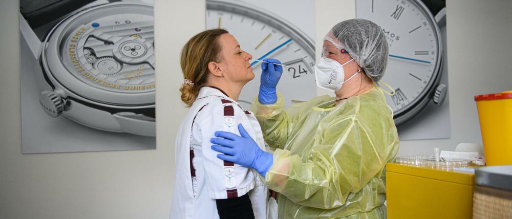 Ab sofort müssen alle Arbeitgeber in Deutschland ihren Beschäftigten regelmäßig Corona-Tests anbieten.