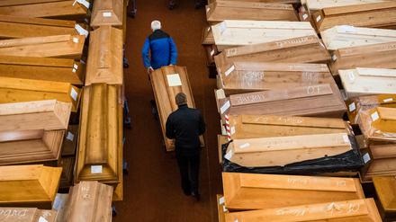 Särge in einem Krematorium in Meißen (Archivbild vom Januar 2021)