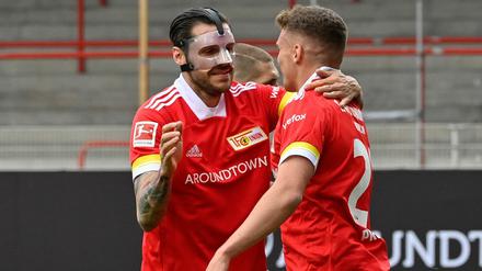 Läuft auch mit Maske. Vorlagengeber Christopher Trimmel jubelt mit Torschütze Grischa Prömel.