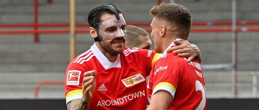 Läuft auch mit Maske. Vorlagengeber Christopher Trimmel jubelt mit Torschütze Grischa Prömel.