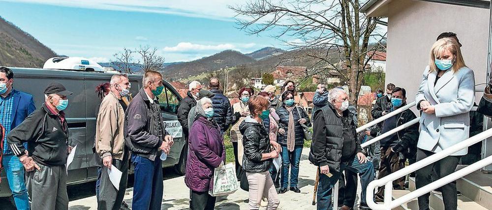 Im ostserbischen Ort Majdanpek stehen Menschen für eine Covid-19-Impfung an.