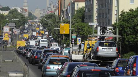 Ein langer Stau auf der B1 in Berlin.