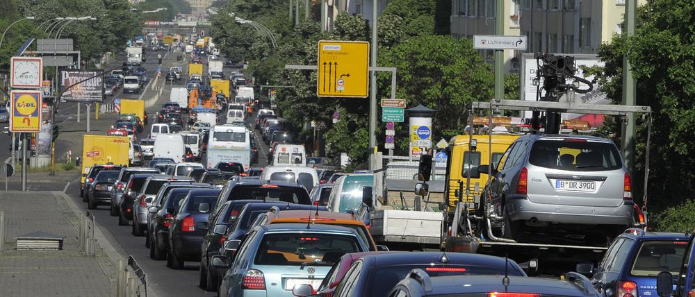 Ein langer Stau auf der B1 in Berlin.