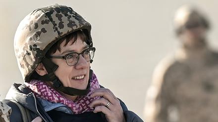 Verteidigungsministerin Annegret Kramp-Karrenbauer (CDU) bei einem Besuch in Kundus 2019