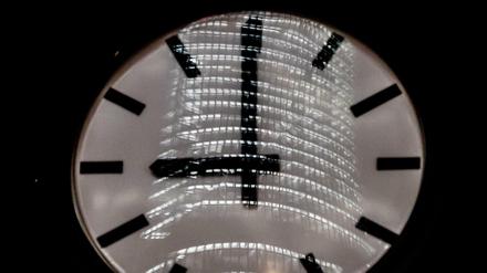 Die Zeit der Ausgangssperre: Die Uhr am Verkehrsturm am Potsdamer Platz zeigt 21:00 Uhr.