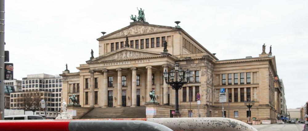 Im Konzerthaus am Gendarmenmarkt in Berlin findet eine zentrale Gedenkveranstaltung für die Verstorbenen in der Corona-Pandemie statt.