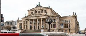 Im Konzerthaus am Gendarmenmarkt in Berlin findet eine zentrale Gedenkveranstaltung für die Verstorbenen in der Corona-Pandemie statt.