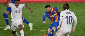 Clasico statt Elche. Real Madrid (r. Luka Modric, l. Eder Militao) und der FC Barcelona (Lionel Messi) könnten bald regelmäßig in der Super League aufeinandertreffen.
