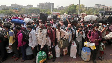 Menschen in der indischen Großstadt Mumbai warten am Lokmanya Tilak Terminus auf Züge. Indien hat so viele Corona-Tagesneuinfektionen registriert wie noch nie in der seit mehr als einem Jahr währenden Pandemie.