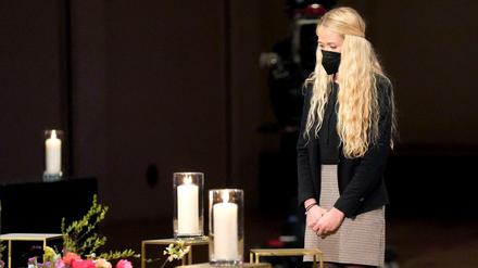 Finja Wilkens, eine Angehörigene, nimmt an der Gedenkveranstaltung im Konzerthaus am Gendarmenmarkt teil.