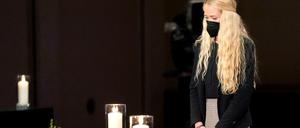 Finja Wilkens, eine Angehörigene, nimmt an der Gedenkveranstaltung im Konzerthaus am Gendarmenmarkt teil.